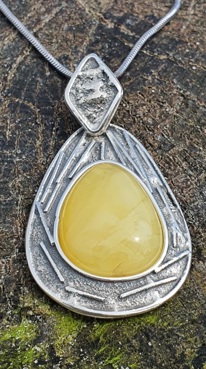 ankabizuteria.pl Srebrna zawieszka oksydowana z żółtym bursztynem