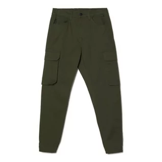 Spodnie sportowe męskie - Cropp - Ciemnozielone joggery z kieszeniami cargo - Khaki - grafika 1