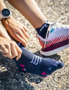 COMPRESSPORT Skarpetki do biegania krótkie ProRacing Socks V4 mood indigo/magenta - Skarpetki sportowe męskie - miniaturka - grafika 5