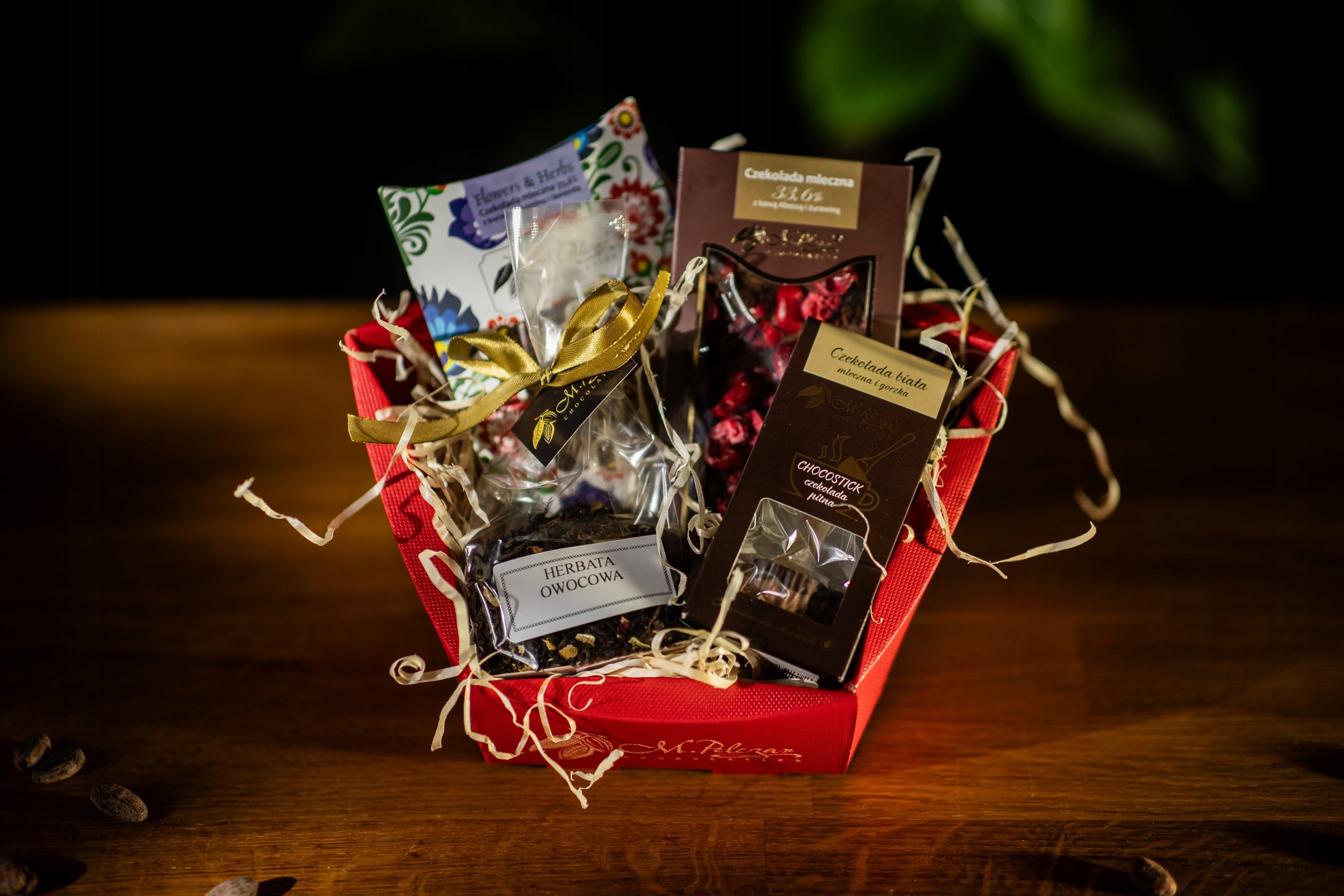 Zestaw prezentowy z kolekcją czekolad i herbatą