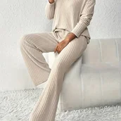 Inne - Kobiecy swobodny zestaw z długim rękawem z dekoltem w serek i spodniami o prostych nogawkach - prążkowany, jednokolorowy, z mieszanki poliestru, - miniaturka - grafika 1