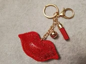 Breloki - Brelok Breloczek Czerwone Usta W Cyrkoniach Do Aut - miniaturka - grafika 1