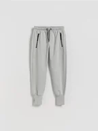 Spodnie i spodenki dla chłopców - Reserved - Bawełniane spodnie - jasnoszary - miniaturka - grafika 1