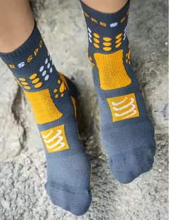 COMPRESSPORT skarpetki trekkingowe TREKKING SOCKS magent/autumn glory - Skarpetki sportowe męskie - miniaturka - grafika 4