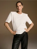 Koszulki i topy damskie - Reserved - T-shirt z poduszkami na ramionach - biały - miniaturka - grafika 1