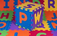 Maty edukacyjne - Mata Sensoryczna z 26 Puzzli Alfabet dla dzieci 10m+ Wyjmowane litery + Pianka EVA + Różne faktury - miniaturka - grafika 1