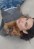 Swetry damskie - Stradivarius Sweter z kołnierzem ze sztucznego futra Ciemnoszary L - miniaturka - grafika 1