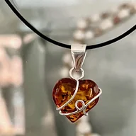 Naszyjniki - Bursztynowe serce dla Babci na czarnym rzemieniu, serduszko oplecione srebrem - miniaturka - grafika 1