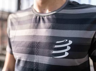 COMPRESSPORT Koszulka biegowa PERFORMANCE SS T-SHIRT czarny - Koszulki sportowe męskie - miniaturka - grafika 1