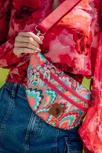 Nerka z wodoodpornego, drukowanego poliestru, fuksjowe wzory - Nerki Nerka z wodoodpornego, drukowanego poliestru, fuksjowe wzory - Nerki - miniaturka - grafika 1