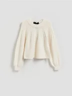 Swetry damskie - Reserved - Sweter z kokardką z tyłu - złamana biel - miniaturka - grafika 1