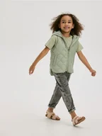 Kurtki i płaszcze dla dziewczynek - Reserved - Pikowana kamizelka z kapturem - jasnozielony - miniaturka - grafika 1