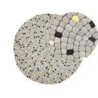 Dywany - Beliani Dywan okrągły z filcowych kulek 140 cm jasnoszary PENEK - miniaturka - grafika 1