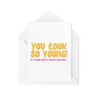 Kartki okolicznościowe i zaproszenia - Śmieszne nowości kartki z życzeniami | You Look So Young | Urodziny starych rodziców Mama Tata dziadkowie Najlepszy przyjaciel | Przekomarzanie się zabawny żart | CBH1336 - miniaturka - grafika 1
