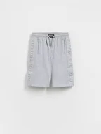 Spodnie i spodenki dla chłopców - Reserved - Bawełniane szorty dresowe - jasnoszary - miniaturka - grafika 1