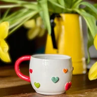 Kubki - Kubek ceramiczny z kolorowymi serduszkami - miniaturka - grafika 1