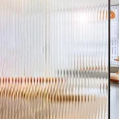 Okleiny - Matowa dekoracyjna folia okienna – pionowe paski do łazienki, salonu lub biura – 50 x 200 cm - miniaturka - grafika 1