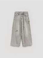 Spodnie i spodenki dla dziewczynek - Reserved - Jeansy super wide leg z breloczkiem - jasnoszary - miniaturka - grafika 1