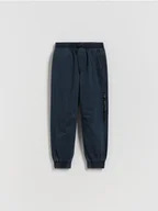 Spodnie i spodenki dla chłopców - Reserved - Bawełniane spodnie jogger - granatowy - miniaturka - grafika 1