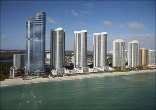 Aerial view of Miami Beach, a bony-finger-like barrier island separated by Biscayne Bay from Miami and other South Florida cities., Carol Highsmith - - Plakaty - miniaturka - grafika 1