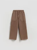 Spodnie i spodenki dla chłopców - Reserved - Dresowe spodnie oversize - ciemnobrązowy - miniaturka - grafika 1