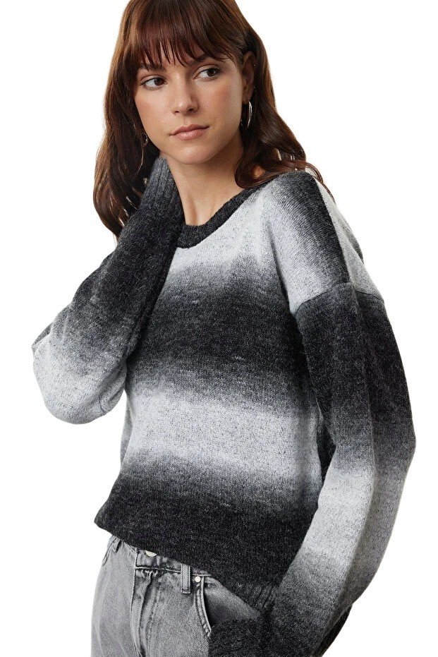TRENDYOL DAMSKI SWETER OMBRE Z OKRĄGŁYM DEKOLTEM I DŁUGIM RĘKAWEM M 5EA*