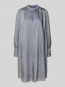 Sukienki - Sukienka o długości do kolan z wycięciem w kształcie łezki - miniaturka - grafika 1