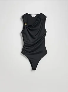Reserved - Drapowane body z detalem na ramieniu - czarny - Koszulki i topy damskie - miniaturka - grafika 1