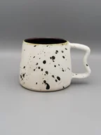 Kubki - Ceramiczny kubek z falistym uszkiem - miniaturka - grafika 1