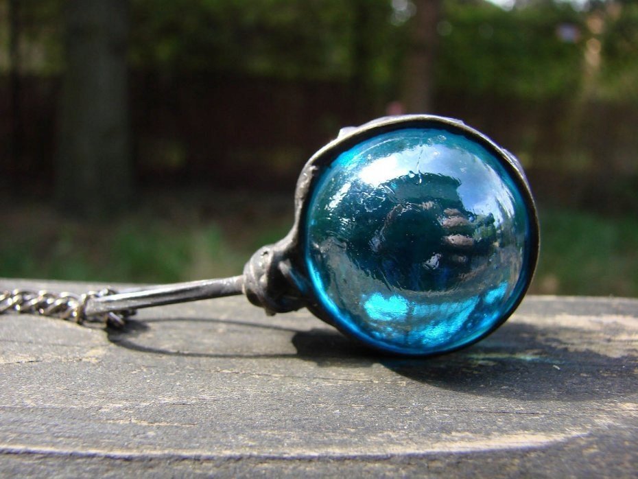 Turkusowa szklana kula - witrażowy wisior na łańcuszku
