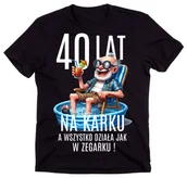 Moda i Uroda OUTLET - Śmieszna męska koszulka na 40 urodziny - 40 LAT NA KARKU A WSZYSTKO DZIAŁA JAK W ZEGARKU - miniaturka - grafika 1