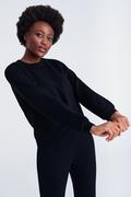 Bluzy damskie - Czarna bluza z marszczeniem z przodu - Greenpoint - miniaturka - grafika 1
