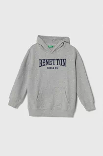 Bluzy dla chłopców - United Colors of Benetton bluza bawełniana dziecięca kolor szary z kapturem z nadrukiem - grafika 1