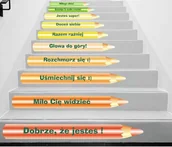 Pomoce naukowe - Naklejki na schody: Motywujące kredki - miniaturka - grafika 1