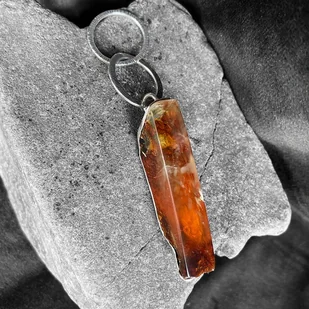 Unikalny wisiorek srebrny z bursztynem bałtyckim - Wisiorki - miniaturka - grafika 1
