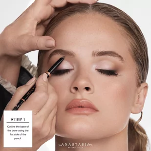 Anastasia Beverly Hills Anastasia Beverly Hills Makijaż brwi Brow Definer Caramel 0.2 g - Akcesoria i kosmetyki do stylizacji brwi - miniaturka - grafika 3
