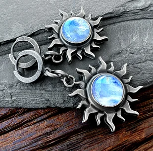 Srebrne kolczyki symbol Słońca z kamieniem księżycowym - Kolczyki - miniaturka - grafika 1