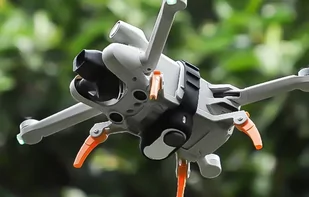 Osłona silikonowa z paskiem Sunnylife dla Insta360 GO 3 - Czarna (IST-ZD588-B) - Akcesoria do drona - miniaturka - grafika 3