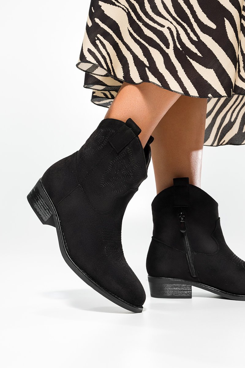 Czarne botki damskie kowbojki haftowane Casu JW24X19-B-38