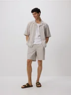 Koszule męskie - Reserved - Bawełniana koszula comfort fit - beżowy - miniaturka - grafika 1