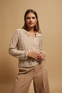 Bluzki damskie - Wzorzysta bluzka z dekoltem w serek-38 - miniaturka - grafika 1