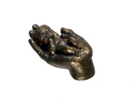 Figurki dekoracyjne - FIGURKA EMOTION - DZIECKO NA DŁONI - "Łagodność" (Gentleness) - brązowa - miniaturka - grafika 1