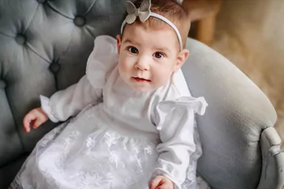 Ubranka do chrztu - Chanel koronkowa sukienka na chrzest dla dziewczynki - grafika 1