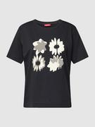 Koszulki i topy damskie - T-shirt z kwiatowym nadrukiem - miniaturka - grafika 1