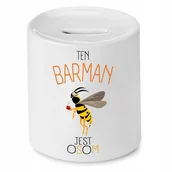 Skarbonki - SKARBONKA DLA BARMANA TEN BARMAN JEST OSOM PREZENT z Nadrukiem ze Zdjęciem - miniaturka - grafika 1