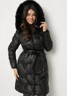 Kurtki damskie - Czarna Pikowana Kurtka o Długim Kroju Ozdobiona Paskiem i Odpinanym Futerkiem Milirra - miniaturka - grafika 1