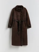 Płaszcze damskie - Reserved - Dwurzędowy płaszcz z kożuchem - ciemnobrązowy - miniaturka - grafika 1
