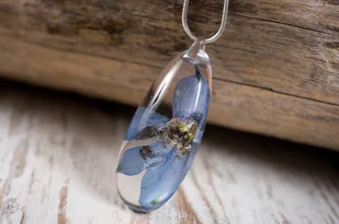 Naszyjnik z błękitnym kwiatkiem w żywicy. - Naszyjniki Naszyjnik z błękitnym kwiatkiem w żywicy. - Naszyjniki - miniaturka - grafika 1