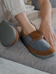 Kapcie dziecięce do przedszkola z owczej skóry - Buty dla dziewczynek - miniaturka - grafika 1