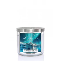 Świece - Kringle Candle Średnia świeca zapachowa z dwoma knotami Northern Lights 411 g - grafika 1
